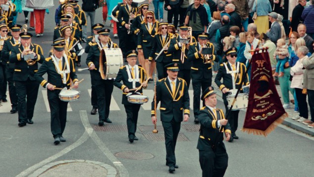 en fanfare