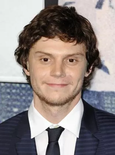 Portrait de Evan Peters 